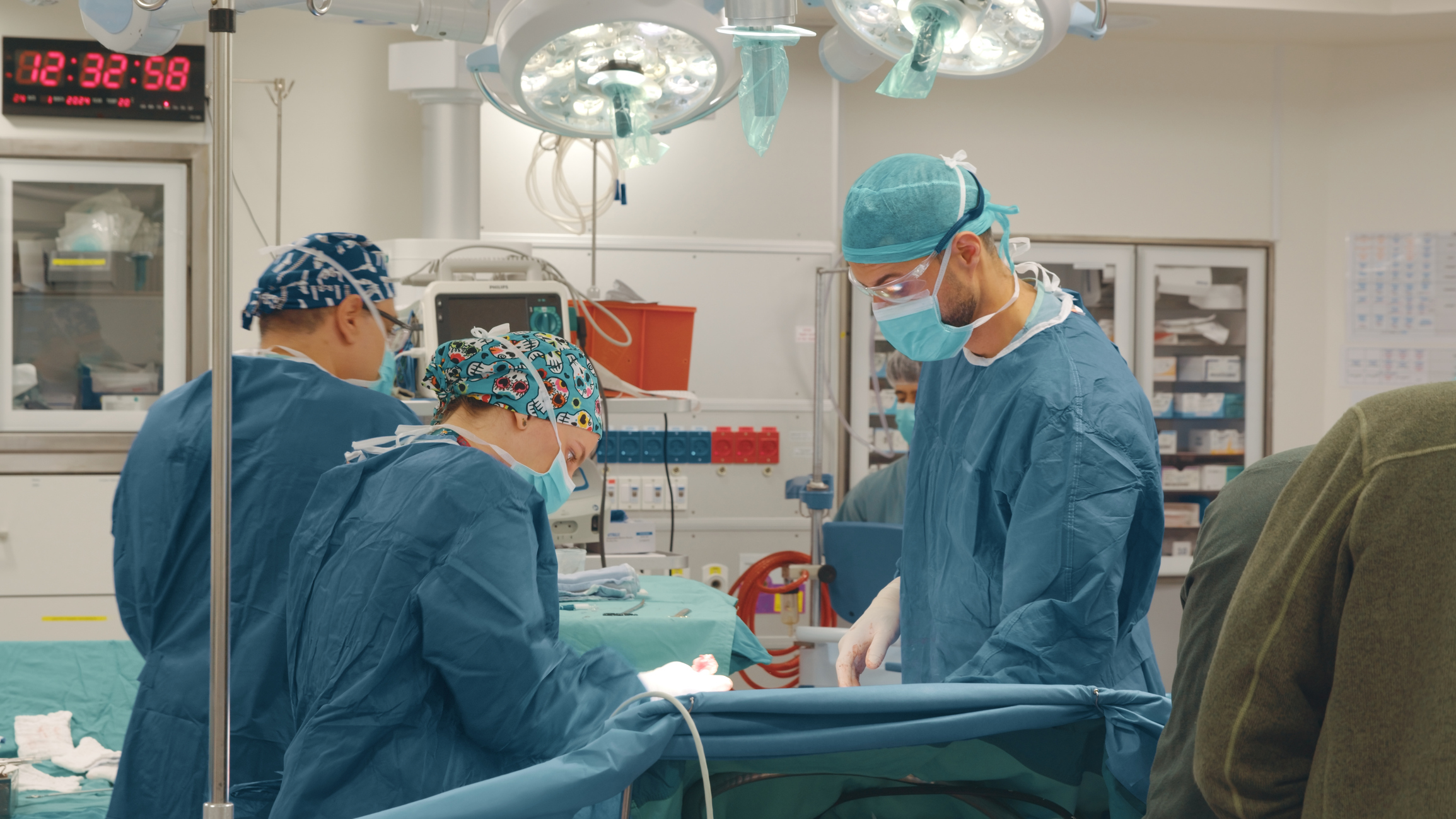 Doctors focused on surgery implanting pacemaker powered by nanotritium batteries